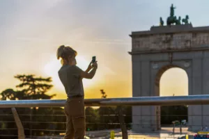 Chica haciendo una foto en Moncloa