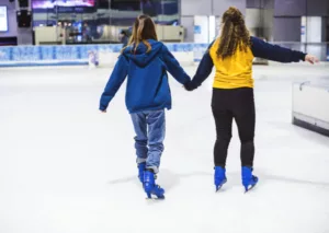 Chicas patinando en una pista de hielo