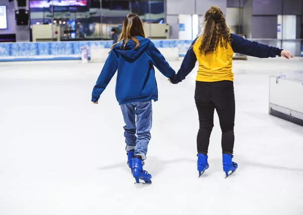 Chicas patinando en una pista de hielo