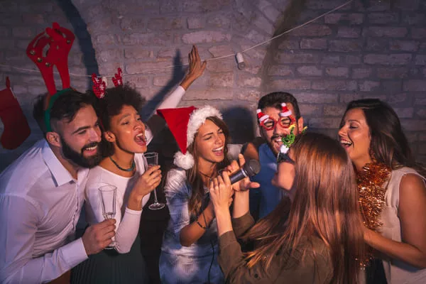 Gente disfrutando en un karaoke