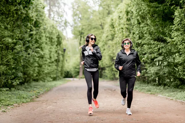 Dos mujeres haciendo footing en Hortaleza, Madrid